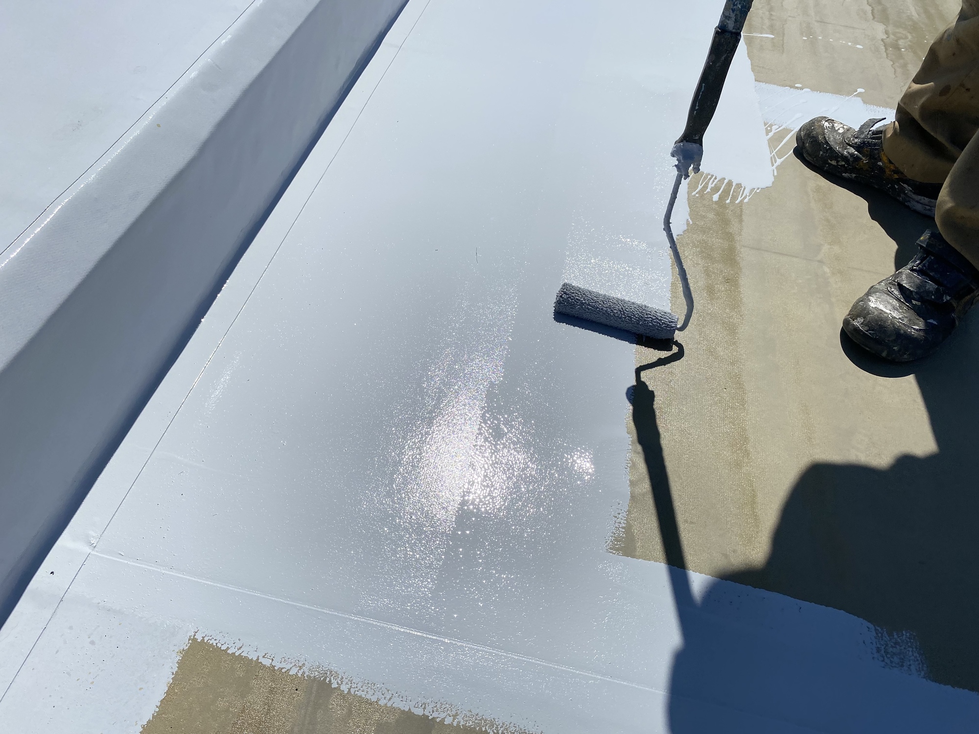 防水下地工事のプライマー塗装工程