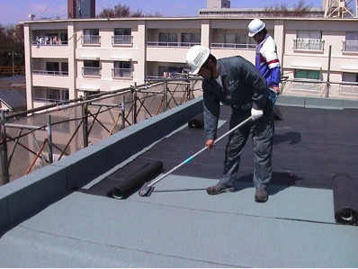防水業者による屋上防水工事の様子